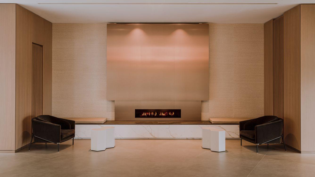 Sheraton Grand Красков Екстериор снимка The lobby fireplace