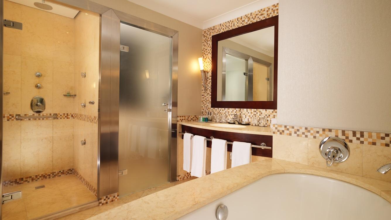 Sheraton Grand Красков Екстериор снимка A bathroom in a hotel
