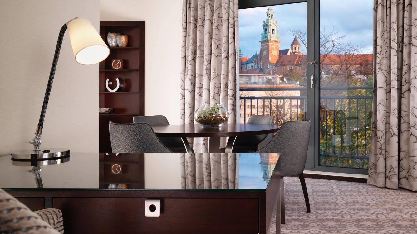 Sheraton Grand Красков Екстериор снимка A typical apartment interior