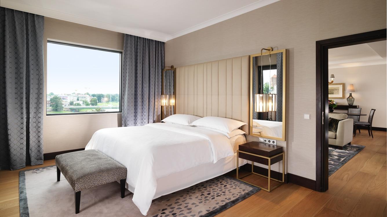 Sheraton Grand Красков Екстериор снимка A bedroom at the hotel
