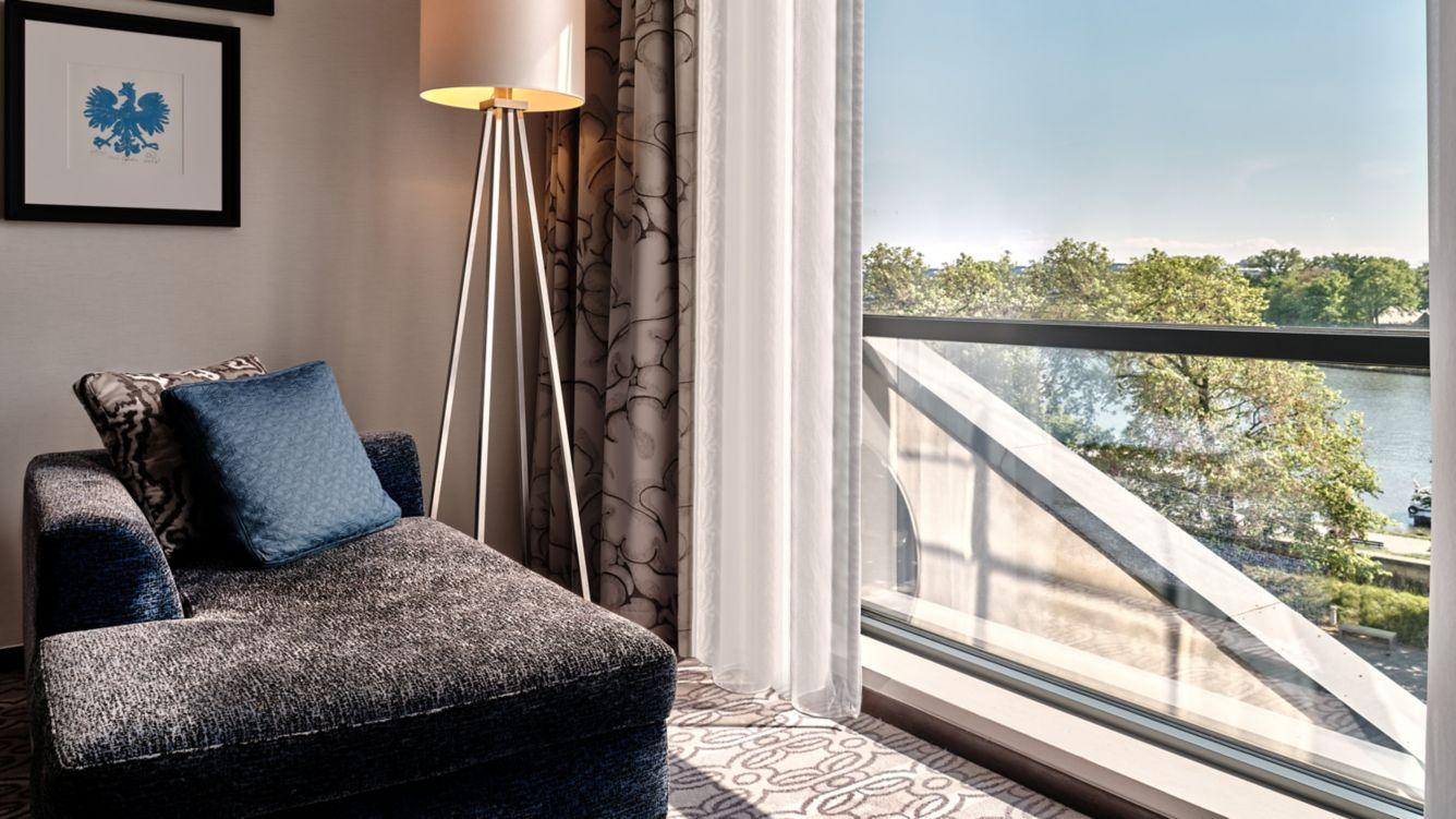 Sheraton Grand Красков Екстериор снимка A floor lamp