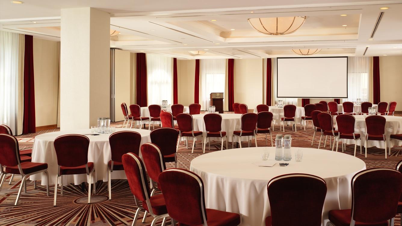 Sheraton Grand Красков Екстериор снимка The ballroom at the hotel