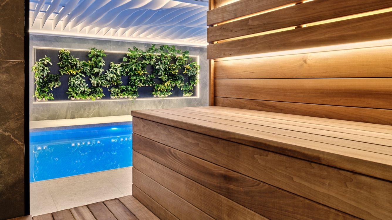 Sheraton Grand Красков Екстериор снимка A green wall in a private home
