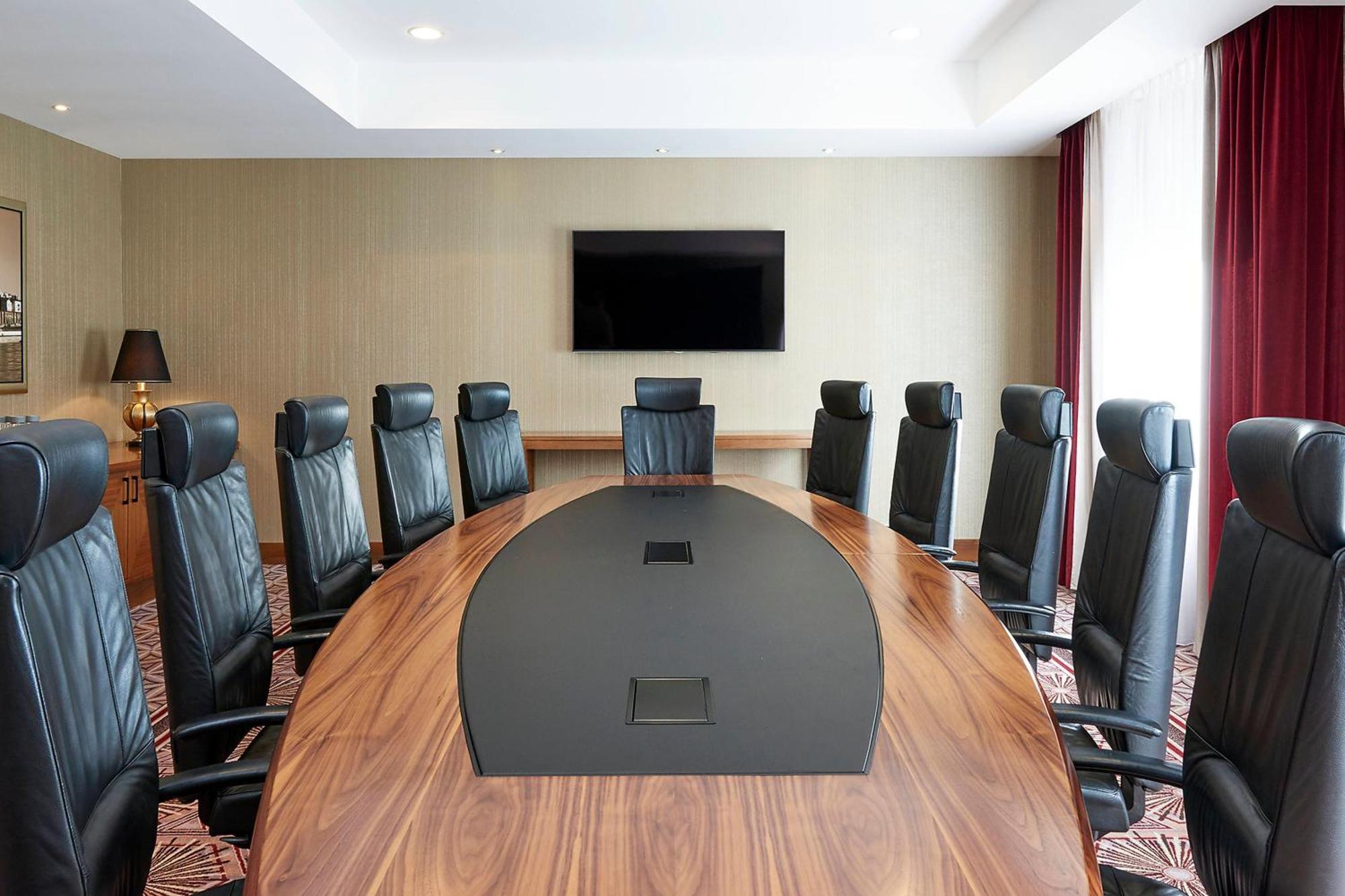 Sheraton Grand Красков Екстериор снимка Boardroom at the hotel